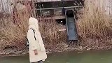 咱也不知道这鱼塘主人咋想的，湖面结冰还倒入这么多鱼