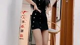 公司里漂亮的小姐姐，身穿丝袜短裙，我都忍不住心动了