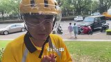 小伙外卖迟到，外卖小哥骑万机车！