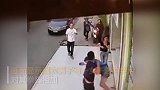 泰国一男子求复合被拒 当街暴打前女友至鼻骨骨折