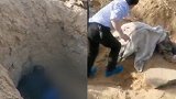 男子将79岁瘫痪母亲扔废弃墓坑活埋 警方：已被刑拘