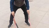 老大爷苦练多年的挑棍绝活，果真是高手在民间