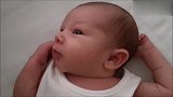 一个星期大的婴儿打喷嚏，真的好可爱！