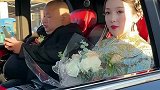 新郎在车上光顾着玩手机，让摄影师很为难，新娘竟然这样做！