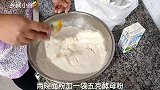 2碗面粉，1斤里脊肉，这样一做咬一口满满的幸福感，比汉堡好吃