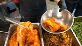 韩国美食，由美女厨师料理的巨大的圆桌铁板烧，这烤肉太香了
