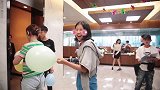 《精英律师》幕后花絮，不一样的何赛，整蛊靳东毫不手软