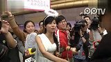 “乙肝妹妹”情人节送玫瑰索亲吻 称太寂寞渴望爱情