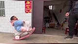 娃娃在家长的鼓励下，开始慢慢挑战自己极限