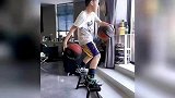 九岁少年站在板凳上练习运控篮球，轻松接球控球很厉害