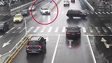 闯黄灯真的危险，多等几秒很安全，结果害人又害己！