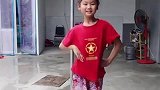 农村爱跳舞的女孩，都是自己看视频练习，网友长大后一定有前途