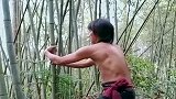 你要没有点真功夫，是拧不碎的，大哥一看就是练习了很多年了！
