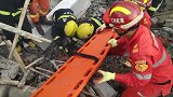 直击浙江温岭槽罐车爆炸救援现场：消防员在废墟中搜救被困人员