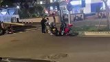 两男子街边发生争执，其中一人情绪激动