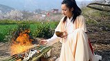 姑娘猛火烤生蚝，一口一个躺在树上吃，这样吃法很逍遥！