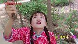 来福的拖鞋坏了，没想妈妈居然买两条“鱼”给他当拖鞋