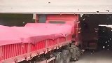 准备出发的货车，在桥底下发生这样的事，实属大意！