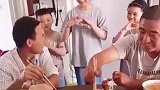 仨孩子跳手语舞为父亲庆生，爸爸表面淡定吃饭