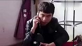 打牌时老婆来电话，小伙的反应太真实了