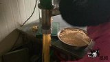 “凉拌牛筋面”小哥教你这样做，配上自制料水，看他吃馋得流口水