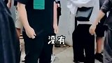 岳云鹏与粉丝亲切打招呼非常接地气