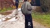 追剧的最高境界，把电视机背身上看