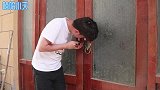 笨贼上门偷东西，没想到被“同行”套路，这下亏大了