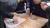 下着大雪也不耽误大爷们打牌，这兴致挺高啊