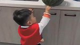 小孩子太皮了，这西瓜太逼真了吧