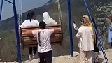 悬崖边上荡秋千，真是艺高人胆大