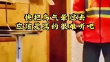 主人踩坏鹦鹉的笼子
