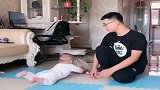 爸爸回来了，想要抱萌娃，接下来的一幕，网友：尴不尴尬
