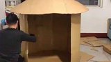 男子用家的硬纸板，给儿子做个蘑菇屋