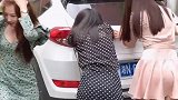 从小妈妈就告诉我要乐于助人，今天我要告诉她我是她的好孩子