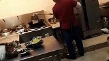 饭店做清洁，在锅里拖地就过分了