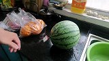 去给两孩子买水果，回来了老婆骂我神经病，没办法，又给她上一课