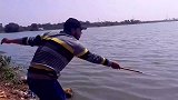 小鱼竿还没有1米长，却能钓到大鱼，还是资源太好了！