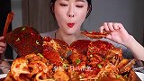 美女极限挑战“变态”爆辣海鲜，一口秒吞八爪鱼，美女颜值是亮点
