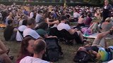 酷暑来临的德国，人们集体在听音乐纳凉！德国