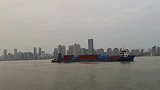 长江中央有一艘万吨货轮经过，长江被一分为二，镜头记录精彩瞬间
