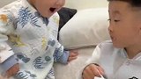 人类幼崽为了一口酸奶，使劲了浑身解数还是被嫌弃