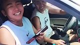 俩儿子开车把妈妈落在原地