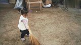 宝宝刚到奶奶家，就抢着给奶奶给干活，奶奶在旁边乐坏了