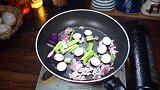 茄子怎么烧好吃又简单，简单又好吃的茄子炒肉丝，超级开胃