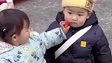 萌娃牢记妈妈的话，小美女喂得也不吃
