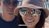 林心如霍建华同框自拍，穿白上衣配渔夫帽，举止十分亲密