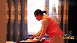 媳妇出差提前回家，想给丈夫一个惊喜，最后一开门给自己一个惊吓