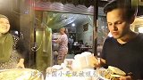 外国小伙到重庆体验美食，路边摊挑战吃皮蛋，一口一个太过瘾