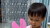 宝宝认识绿色不认识红色。